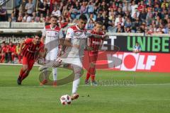 2. Bundesliga - Fußball - SV Wehen Wiesbaden - FC Ingolstadt 04 - Darío Lezcano (11, FCI) wird von Torwart Markus Kolke (1 SVW) von den Beinen geholt, Elfmeter, Schuß, Tor 0:2, Jubel