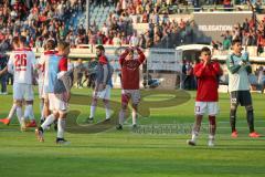 2. Bundesliga - Fußball - Die Spieler bednken sich bei den Fans nach dem Spiel - Konstantin Kerschbaumer (7, FCI)  - Darío Lezcano (11, FCI)  - SV Wehen Wiesbaden - FC Ingolstadt 04 -