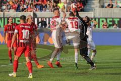 2. Bundesliga - Fußball - SV Wehen Wiesbaden - FC Ingolstadt 04 - Torwart Markus Kolke (1 SVW) fängt den Ball vor Stefan Kutschke (20, FCI) und Marcel Gaus (19, FCI)