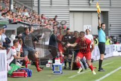 2. Bundesliga - Fußball - SV Wehen Wiesbaden - FC Ingolstadt 04 - Stefan Kutschke (20, FCI) wird von  Sebastian Mrowca (10 SVW) aus dem Spielfeld unsanft geschubst, TTorwarttrainer Alexander Kunze (FCI) und Sportdirektor Thomas Linke (FCI) Cheftrainer Tom