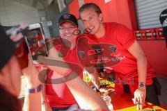 2. Bundesliga - Fußball - FC Ingolstadt 04 - Saisoneröffnung - Autogrammstunde mit Fans Konstantin Kerschbaumer (7, FCI) Selfie