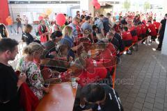 2. Bundesliga - Fußball - FC Ingolstadt 04 - Saisoneröffnung - Autogrammstunde Fans Schlange, Christian Träsch (28, FCI)