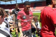 2. Bundesliga - Fußball - FC Ingolstadt 04 - Saisoneröffnung - Team Fußballkinder Einmarsch Paulo Otavio (4, FCI)