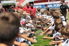 2. Bundesliga - Fußball - FC Ingolstadt 04 - Saisoneröffnung - Team Fußballkinder Einmarsch Marvin Matip (34, FCI) Torwart Marco Knaller (16, FCI)