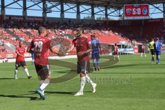 2. Bundesliga - Fußball - FC Ingolstadt 04 - Saisoneröffnung - Thorsten Röcher (29 FCI) und Darío Lezcano (11, FCI) gratulieren sich zum Tor