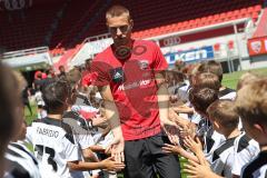 2. Bundesliga - Fußball - FC Ingolstadt 04 - Saisoneröffnung - Team Fußballkinder Einmarsch Hauke Wahl (25, FCI)