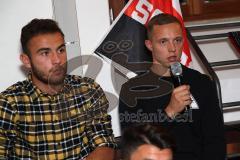 2. Bundesliga - Fußball - FC Ingolstadt 04 - Fantreffen - rechts Sonny Kittel (10, FCI) redet zu den Fans