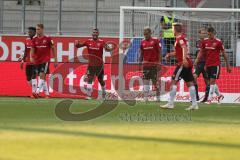 2. BL - Saison 2018/2019 - FC Ingolstadt 04 - Der 0:1 Treffer für Fürth durch #4 Gugganig Lukas - Marco Knaller (#16 FCI) - Thorsten Röcher (#29 FCI) - Enttäuschte Gesichter beim FCI - Foto: Meyer Jürgen