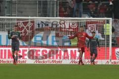 2. Bundesliga - FC Ingolstadt 04 - SSV Jahn Regensburg - Tor 1:2, Torwart Fabijan Buntic (24, FCI) schreit die Mannschaft an, Almog Cohen (8, FCI) Phil Neumann (26, FCI)