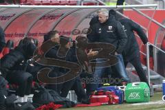 2. Bundesliga - FC Ingolstadt 04 - 1. FC Heidenheim - Cheftrainer Jens Keller (FCI) bedankt sich nach dem Spiel