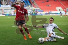 2. Bundesliga - FC Ingolstadt 04 - SC Paderborn 07 - Zweikampf Sonny Kittel (10, FCI) Philipp Klement (Paderborn 21)