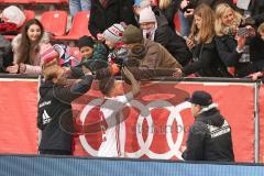 2. Bundesliga - FC Ingolstadt 04 - MSV Duisburg - Spiel ist aus, Spieler bedanken sich bei den Fans Kinder Handabklatschen, Torwart Marco Knaller (16, FCI) Thorsten Röcher (29 FCI)