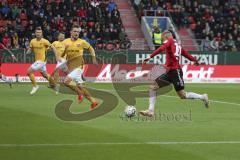 2. Bundesliga - Fußball - FC Ingolstadt 04 - Dynamo Dresden - Sonny Kittel (#10 FCI) und Linus Wahlqvist (#2 Dresden)