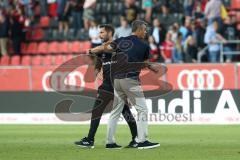 2. Bundesliga, 2. Spieltag, Fußball, FC Ingolstadt 04 - SpVgg Greuther Fürth, Cheftrainer Stefan Leitl (FCI) und Cheftrainer Damir Buric (Fürth) geben sich die Hand