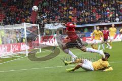 2. Bundesliga - Fußball - FC Ingolstadt 04 - Dynamo Dresden - Paulo Otavio (#6 FCI) vor Niklas Kreuzer (#7 Dresden)