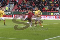 2. Bundesliga - Fußball - FC Ingolstadt 04 - Dynamo Dresden - Dario Lezcano (#11 FCI) schießt - Florian Ballas (#23 Dresden)  kann ihn nicht stören