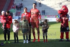 2. Bundesliga - FC Ingolstadt 04 - VfL Bochum - Sieg für Ingolstadt, Jubel mit den Fans, danke Fankurve Ehrenrunde Tanz, Christian Träsch (28, FCI) mit Tochter, Darío Lezcano (11, FCI) mit Kinder, Torwart Philipp Tschauner (41, FCI) Schanzi