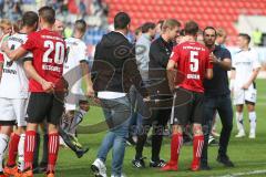 2. BL - Saison 2018/2019 - FC Ingolstadt 04 - SC Paderborn 07 - Alexander Nouri (Cheftrainer FCI) bedankt sich bei Benedikt Gimber (#5 FCI) - nach dem Spiel - Foto: Meyer Jürgen