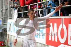 2. Bundesliga - FC Ingolstadt 04 - MSV Duisburg - Spiel ist aus, Spieler bedanken sich bei den Fans Kinder Handabklatschen, Stefan Kutschke (20, FCI)