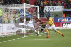 2. Bundesliga - Fußball - FC Ingolstadt 04 - Dynamo Dresden - Dario Lezcano (#11 FCI) mit dem Kopf gegen Linus Wahlqvist (#2 Dresden)  und Markus Schubert (#1 Dresden)