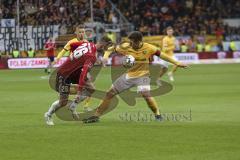 2. Bundesliga - Fußball - FC Ingolstadt 04 - Dynamo Dresden - Phil Neumann (#26 FCI) und Sören Gonther (#26 Dresden)