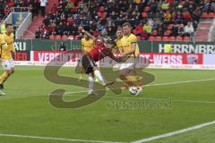 2. Bundesliga - Fußball - FC Ingolstadt 04 - Dynamo Dresden - Dario Lezcano (#11 FCI) schießt - Florian Ballas (#23 Dresden)  kann ihn nicht stören