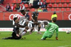 2. Bundesliga - FC Ingolstadt 04 - MSV Duisburg - Osayamen Osawe (14, FCI) Torschuß, Dustin Bomheuer (4 Duisburg) stört ihn, Torwart Daniel Mesenhöler (27 Duisburg) ist parat