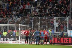 2. Bundesliga - Fußball - FC Ingolstadt 04 - FC St. Pauli - Spiel ist aus 0:1 Niederlage, hängende Köpfe Team bedankt sich bei den Fans, werden beschimpft, Marvin Matip (34, FCI) geht zu den Fans