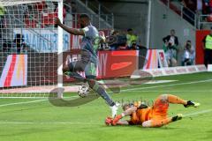 2. BL - Saison 2018/2019 - FC Ingolstadt 04 - FC St. Pauli - Osayamen Osawe (#14 FCI) mit einer Torchance - Robin Himmelmann (#30 Torwart St.Pauli) - Foto: Meyer Jürgen