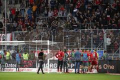 2. Bundesliga - Fußball - FC Ingolstadt 04 - FC St. Pauli - Spiel ist aus 0:1 Niederlage, hängende Köpfe Team bedankt sich bei den Fans, werden beschimpft