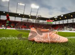 2. Bundesliga - Fußball - FC Ingolstadt 04 - FC St. Pauli - Fußballschuhe Rasen grün Stadion Adidas