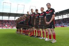 2. Bundesliga - FC Ingolstadt 04 - SC Paderborn 07 - Trikotübergabe, Schanzengeber 11 Freunde stehen Spalier beim Einmarsch