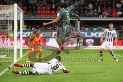 2. Bundesliga - Fußball - FC Ingolstadt 04 - FC St. Pauli - Paulo Otavio (6, FCI) Sprung, Dudziak, Jeremy (8 Pauli) stört Torwart Himmelmann, Robin (30 Pauli) auf der Lauer