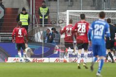 2. Bundesliga - Fußball - FC Ingolstadt 04 - 1. FC Magdeburg - Tor für Magdeburg, Torwart Philipp Tschauner (41, FCI) am Boden, Ball im Tor, Tobias Schröck (21, FCI) Christian Träsch (28, FCI) kommen zu spät