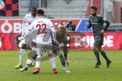 2. Bundesliga - FC Ingolstadt 04 - 1. FC Köln - Sonny Kittel (10, FCI) gegen Jorge Meré (22 Köln) und hinten Anthony Modeste (27 Köln) und rechts Christian Träsch (28, FCI)