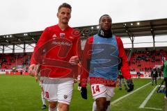 2. BL - Saison 2018/2019 - FC Ingolstadt 04 - MSV Duisburg - Stefan Kutschke (#20 FCI) - Osayamen Osawe (#14 FCI) - Stefan Kutschke (#20 FCI) - verlassen das Spielfeld nach dem warm machen - Foto: Meyer Jürgen