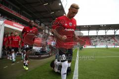 2. BL - Saison 2018/2019 - FC Ingolstadt 04 - Sonny Kittel (#10 FCI) geht zum warm machen auf das Spielfeld - Foto: Meyer Jürgen