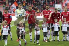 2. Bundesliga - Fußball - FC Ingolstadt 04 - Dynamo Dresden - Philipp Tschauner Torwart(#22 FCI) Bj��rn Paulsen (#4 FCI) Mergim Mavraj (#15 FCI) mit den Einlaufkids