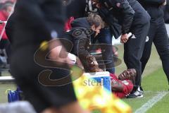 2. Bundesliga - FC Ingolstadt 04 - DSC Arminia Bielefeld - Frederic Ananou (2, FCI) hat sich die Schulter ausgerenkt und schreit vor Schmerz, wird verletzt ausgewechselt