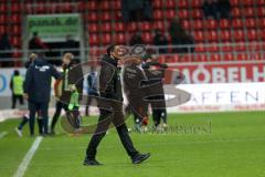 2. Bundesliga - FC Ingolstadt 04 - 1. FC Union Berlin - Spiel ist aus, Cheftrainer Alexander Nouri (FCI) geht auf den Platz, hinten feiert Berlin den 1:2 Sieg