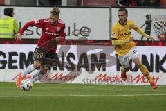 2. Bundesliga - Fußball - FC Ingolstadt 04 - Dynamo Dresden - Thomas Pledl (#30 FCI) und Linus Wahlqvist (#2 Dresden)