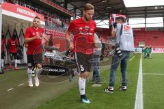 2. BL - Saison 2018/2019 - FC Ingolstadt 04 - Benedikt Gimber (#5 FCI) geht zum warm machen auf das Spielfeld - Foto: Meyer Jürgen