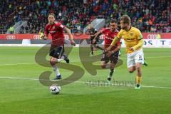 2. Bundesliga - Fußball - FC Ingolstadt 04 - Dynamo Dresden - Patrick Ebert (#20 Dresden)  wird gejagt von Björn Paulsen (#4 FCI) und Robin Krausse (#23 FCI)