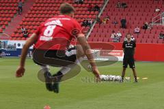 2. BL - Saison 2018/2019 - FC Ingolstadt 04 - Andre Mijatovic (Co-Trainer FCI) beobachtet die Spieler beim warm machen - Foto: Meyer Jürgen