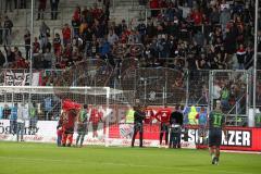 2. Bundesliga - Fußball - FC Ingolstadt 04 - FC St. Pauli - Spiel ist aus 0:1 Niederlage, hängende Köpfe Team bedankt sich bei den Fans, werden beschimpft, rechts am Zaun Charlison Benschop (35 FCI) bei den Fans