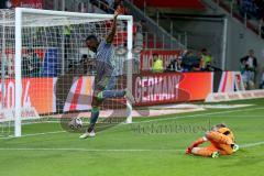 2. BL - Saison 2018/2019 - FC Ingolstadt 04 - FC St. Pauli - Osayamen Osawe (#14 FCI) mit einer Torchance - Robin Himmelmann (#30 Torwart St.Pauli) - Foto: Meyer Jürgen