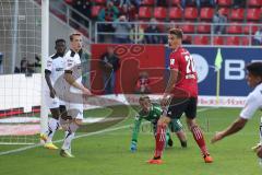 2. Bundesliga - FC Ingolstadt 04 - SC Paderborn 07 - rechts Stefan Kutschke (20, FCI) verpasst Torchance Torwart Zingerle, Leopold (Paderborn 17) am Boden