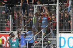 2. Bundesliga - Fußball - FC Ingolstadt 04 - FC St. Pauli - Spiel ist aus 0:1 Niederlage, hängende Köpfe Team bedankt sich bei den Fans, werden beschimpft, Charlison Benschop (35 FCI) Robert Leipertz (13, FCI) reden mit den Fans