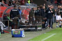 2. Bundesliga - Fußball - FC Ingolstadt 04 - FC St. Pauli - Spiel ist aus, Cheftrainer Stefan Leitl (FCI) geht sofort in die Kabine, rechts feiert jubelt Cheftrainer Markus Kauczinski (Pauli) mit Team