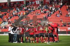 2. Bundesliga - FC Ingolstadt 04 - SC Paderborn 07 - Niederlage 1:2, Spiel ist aus, hängende Köpfe bei Ingolstadt, Teambesprechnung auf dem Platz